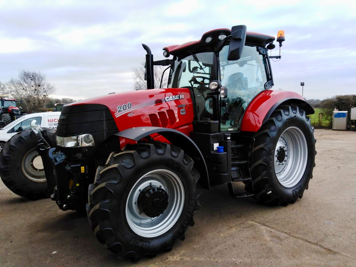 Stalhameng's tweet photo. 🛑 Farmers in Norfolk are seeing RED! 🛑

More CASE IH tractors being prepared ready for their new homes!
This time we have a Puma 165 CVX, Puma 175 CVX &amp; Puma 200 CVX.

Like the look of these machines? Contact Kevin Chubbock today on 01692 583600 or email kevin@stalhameng.co.uk https://t.co/qH0pfzF2ND