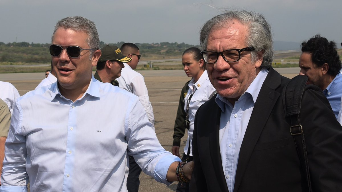 IvanDuque's tweet photo. Con mucha esperanza llegamos a #Cúcuta en este gran día que reúne a varias naciones, líderes mundiales, empresarios, artistas, voluntarios, para entregar más de 500 toneladas de ayuda humanitaria a nuestros hermanos venezolanos. 
#SolidaridadConVenezuela
#VenezuelaAidLive https://t.co/tf9n1vgmAY