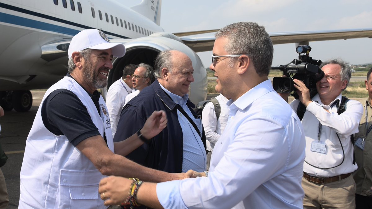 IvanDuque's tweet photo. Con mucha esperanza llegamos a #Cúcuta en este gran día que reúne a varias naciones, líderes mundiales, empresarios, artistas, voluntarios, para entregar más de 500 toneladas de ayuda humanitaria a nuestros hermanos venezolanos. 
#SolidaridadConVenezuela
#VenezuelaAidLive https://t.co/tf9n1vgmAY