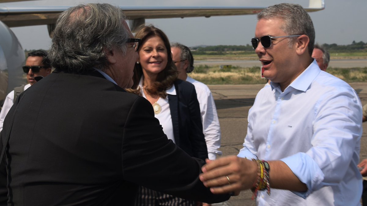 IvanDuque's tweet photo. Con mucha esperanza llegamos a #Cúcuta en este gran día que reúne a varias naciones, líderes mundiales, empresarios, artistas, voluntarios, para entregar más de 500 toneladas de ayuda humanitaria a nuestros hermanos venezolanos. 
#SolidaridadConVenezuela
#VenezuelaAidLive https://t.co/tf9n1vgmAY