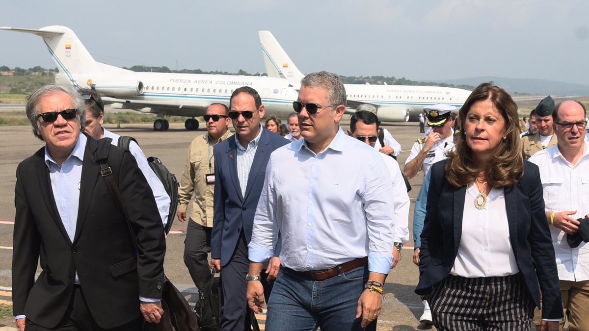 IvanDuque's tweet photo. Con mucha esperanza llegamos a #Cúcuta en este gran día que reúne a varias naciones, líderes mundiales, empresarios, artistas, voluntarios, para entregar más de 500 toneladas de ayuda humanitaria a nuestros hermanos venezolanos. 
#SolidaridadConVenezuela
#VenezuelaAidLive https://t.co/tf9n1vgmAY