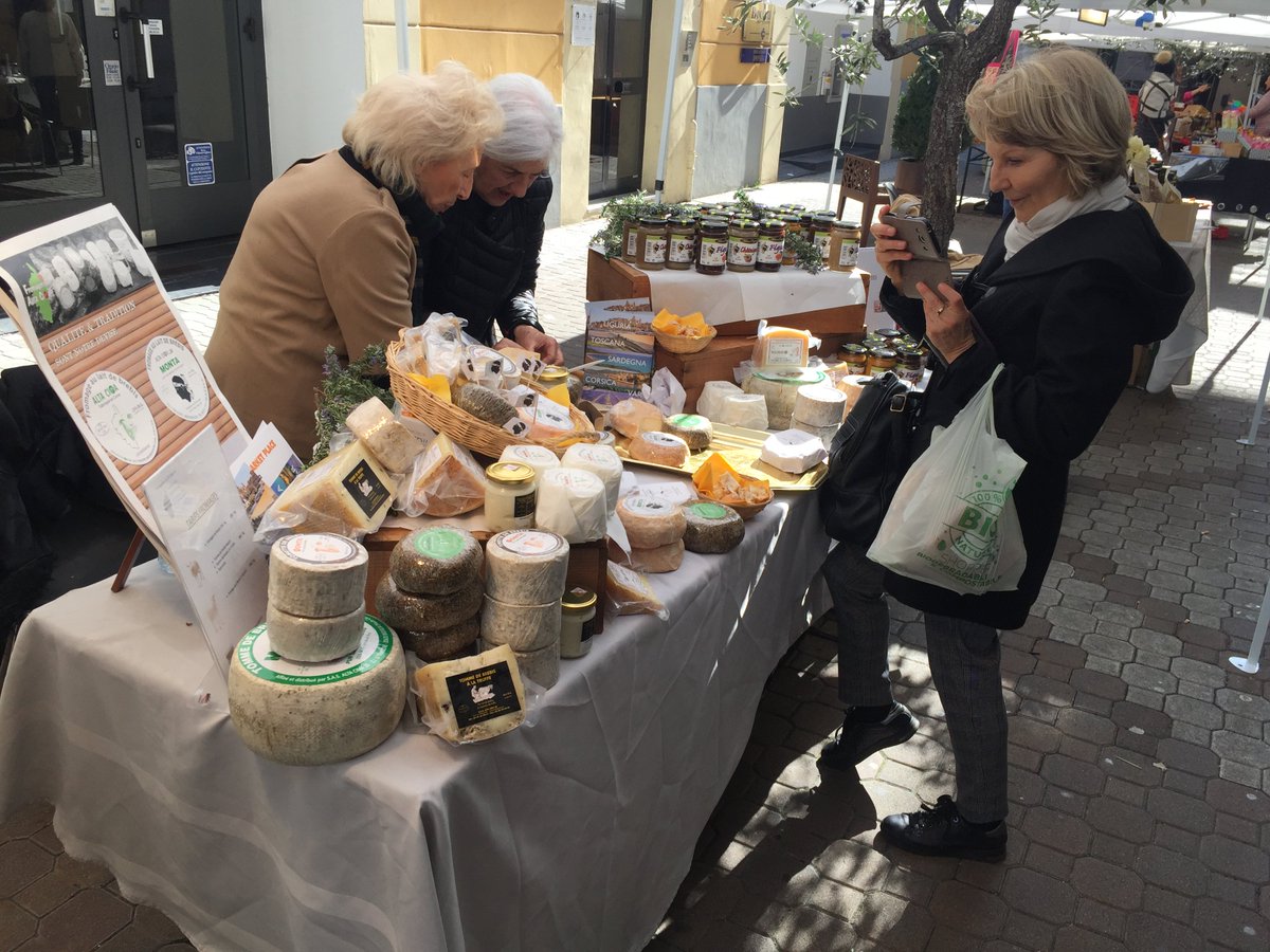 aeroports_corse's tweet photo. 🇪🇺 COOPERATION INTERNATIONALE La production insulaire à l'honneur tout le week-end en Ligurie ! Dans le cadre de #FoodAndWineMarketPlace, la CCI2B est présente aujourd'hui à Imperia puis à Savona, aux côtés de producteurs corses. + d'infos sur le projet: https://t.co/Y7IQ2seui3 https://t.co/0ck3u1rMQV