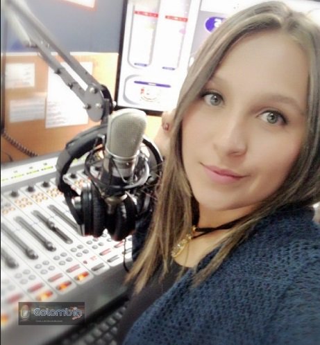 📻Baila, canta y goza con la buena salsa que te programa <a href="/CrisDuranG/">Cris Durán 🎤</a> en #AsiSeGozaLaSalsa en los 93.4 FM en #Bogotá. 💃🤗🕺 Escuchanos 👉emisoraejercito.mil.co