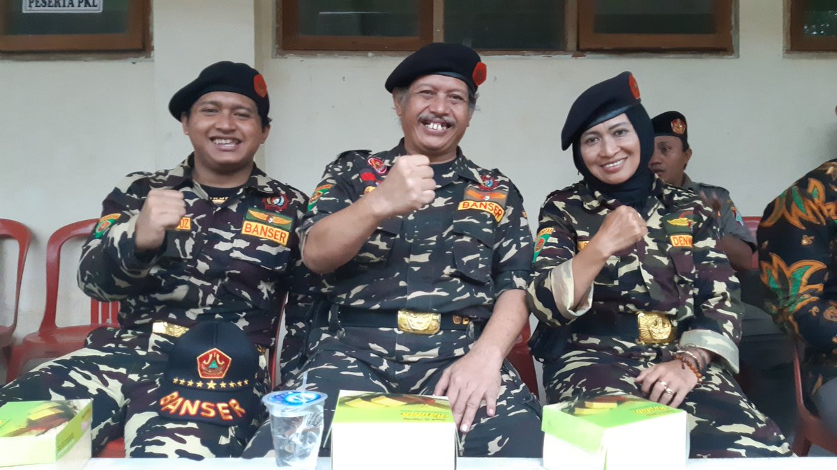 Kami kelurga Santri Kampung...juga Keluarga Banser. 
Dengan menjadi anggota Banser... itulah cara kami untuk bisa berkhitmah di NU untuk Agama Negara / NKRI.