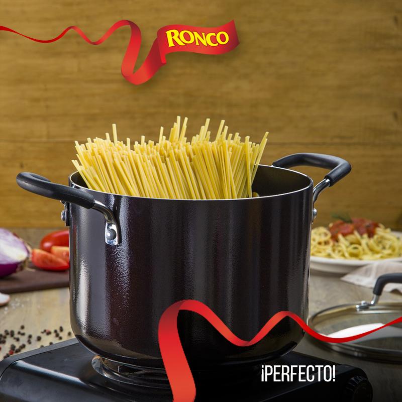 Ver esta escena en la cocina significa que la mesa estará llena, y el plato repleto del cariño que solo Ronco sabe brindarnos. ¡Y qué mejor que compartir este momento con las personas que más queremos! ❤