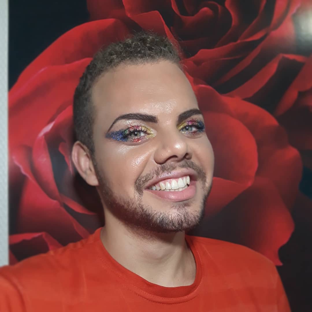 SidneyPereiraBR's tweet photo. MAQUIAGEM PARA CARNAVAL

No Carnaval você pode exagerar nas cores e brilho. Faça uma make que valorize seus pontos fortes.
 
Como as pessoas elogiam muito meus olhos então optei por deixá-los em evidência.

#Maquiagem #Carnaval #MakeGlitter #Cores #Blogueiro #Beleza #BeloJardim https://t.co/Vtja3clYE4