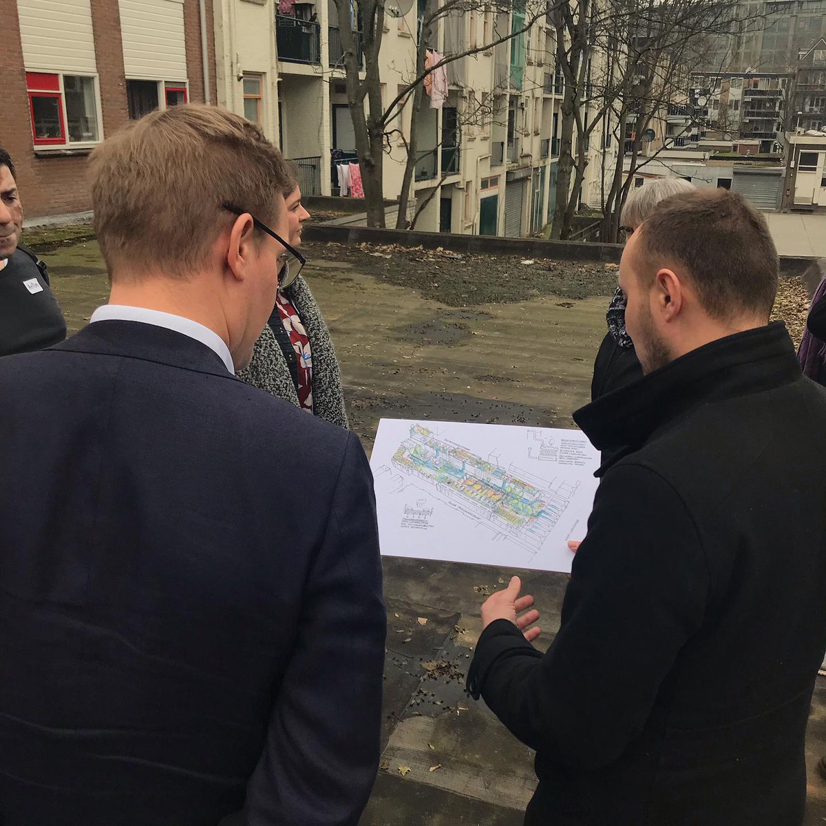 LGarchitecten's tweet photo. Een nieuwe stap in onze missie om, met de bewoners en ondernemers uit de wijk, #Rotterdam-West te transformeren naar groene oase. Samen met andere groene initiatieven lichtten we ons droombeeld toe aan @arnobonte, wethouder Duurzaamheid, Luchtkwaliteit &amp; Energietransitie. https://t.co/TtDxCVt5L9