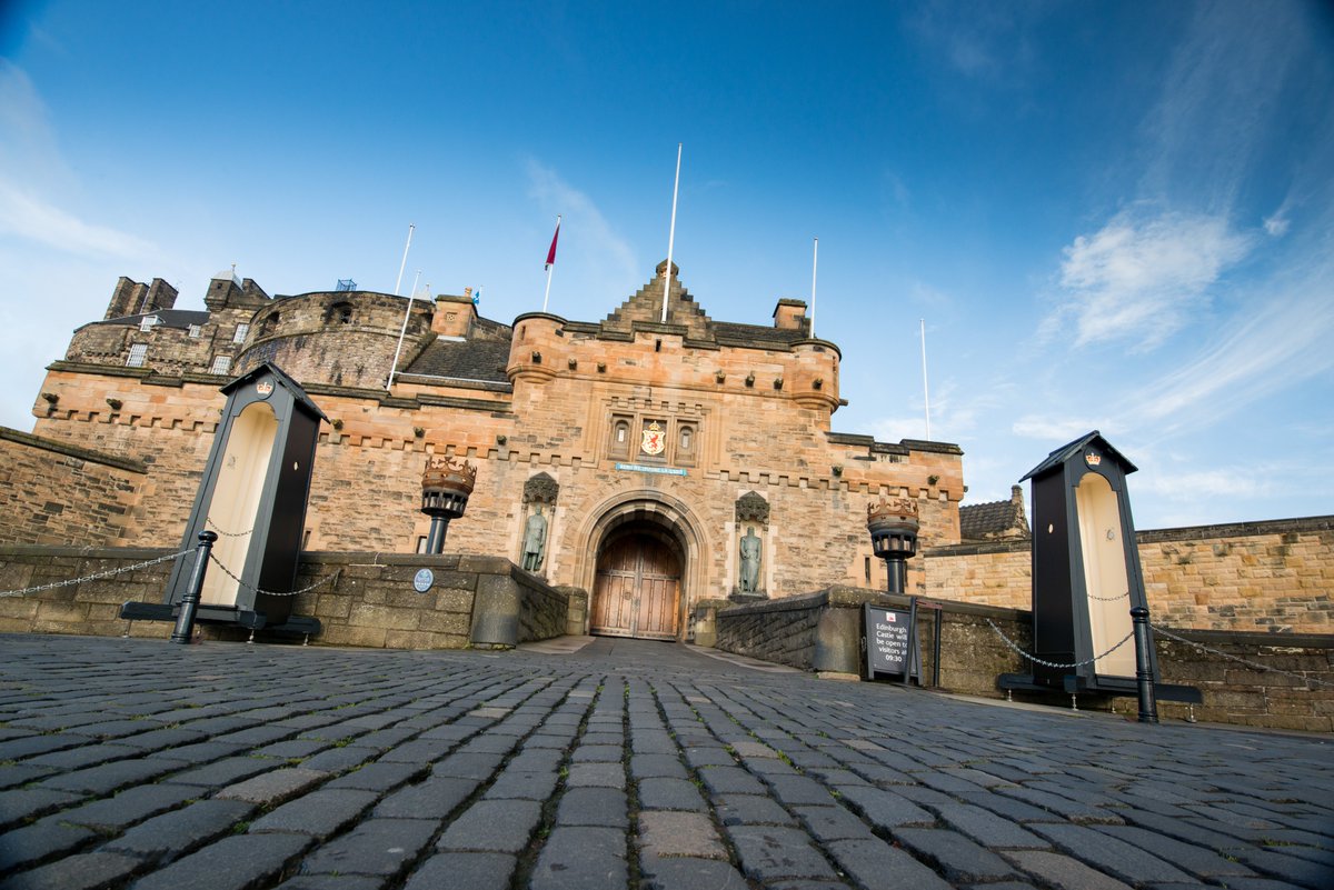 edinburghcastle's tweet photo. Planning on visiting us over the weekend? Book your tickets online for the best price and guaranteed entry. #EdinburghCastle #VisitorTip https://t.co/r7o4lkEszM https://t.co/VMXx6OuObo