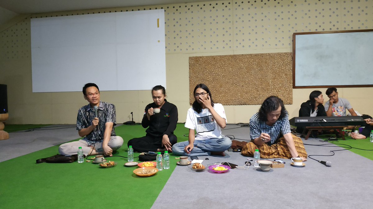 suluksurakartan's tweet photo. Banyak orang-orang di sini mempunyai banyak Mimpi. Mimpi pingin ini, mimpi pingin jadi itu. Tidak apa-apa saat ini menjadi Pemimpi. Tinggal tambahi N. Jadi pemimpin. 
N mnrt mas Arsanto, dlm matematika  adalah simbol bilangan tak terhingga. Yang tak terhingga hanya Allah.
#SSFeb https://t.co/d9ApUFZ43Q
