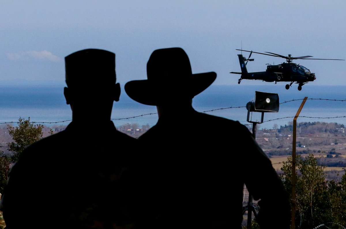 EEmerson14's tweet photo. 6th Heavy Attack Reconnaissance Squadron, 17th Cavalry Regiment, #4CAB Soldiers observe a #HellenicArmy AH-64 Apache helicopter fly over Litochoro, #Greece, Jan. 23, 2019.

#USArmy photo by Staff Sgt. Kris Bonet https://t.co/XbGutwhIm1