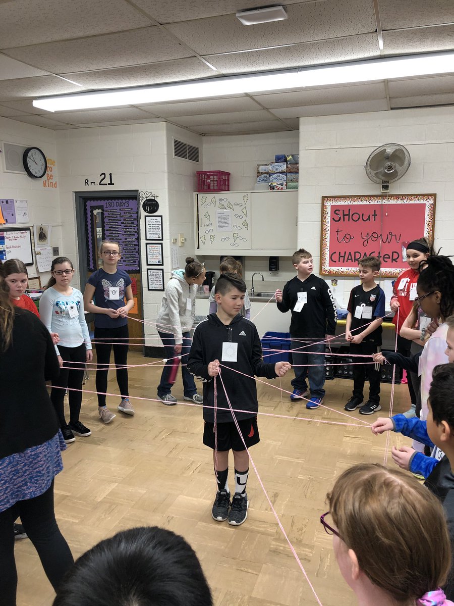 RoxPuzzleSolver's tweet photo. 5th grade- Connecting the food chain from sun in the center to plants to bugs to different birds and animals!! #learningmadefun @jbecks924 @ApshawaSchool https://t.co/M7LvLAAqRl
