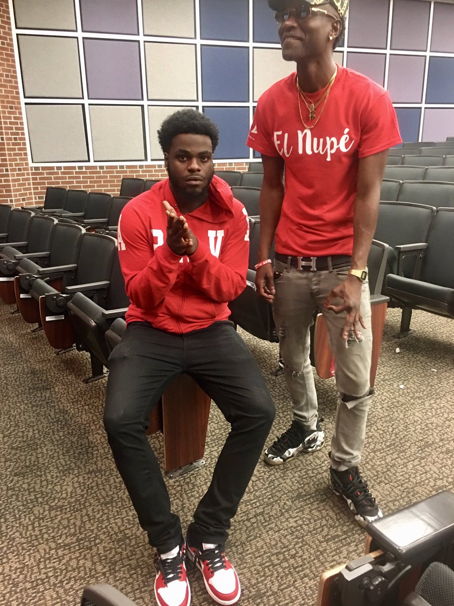 JiggyALLAH's tweet photo. @Alani_Robinson @_Dreeezus_ Retro 1s Varsity Red OG lows #TalkToEmNice 🕴🏾 https://t.co/zTZrOqa31h