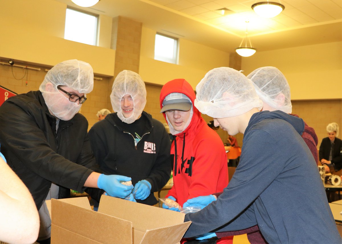 indianhillEC's tweet photo. Thank You Braves for coming together to help families in need here in the Greater Cincinnati area. Humbled to work alongside LaSoupe for such a worthy cause! #BravesPride #IHPromise #Family #LIPERO @IHSchools https://t.co/B74LDPtEVh