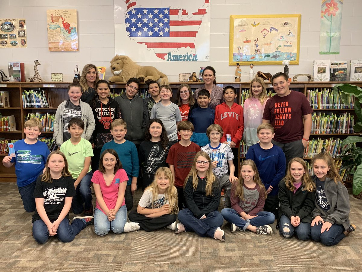 FloresvilleISD's tweet photo. Dr. Bays’ FNE 5th grade Lunch Bunch was so much fun! Reading, sharing and lots of laughter! @DrBaysFISD #FISDBuildingRelationships https://t.co/KrOZ3FMNVs