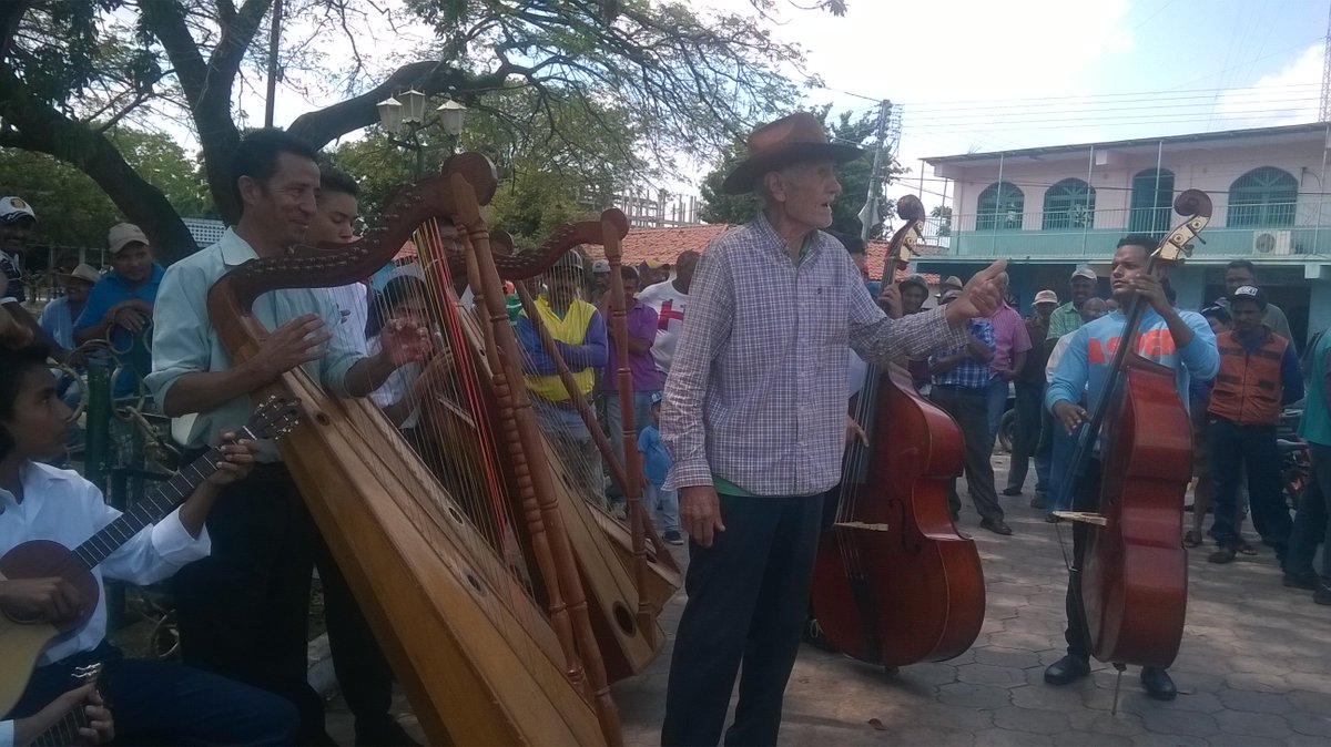 En nuestra muestra se animó un amigo del pueblo, coplero y compositor de la vieja escuela EL SEÑOR ASCANIO. Mostrando que aun le queda mucho de la musa llanera. <a href="/SistemaGuarico/">Sistema Orq. Guárico</a> <a href="/elsistema/">El Sistema</a> <a href="/SiBCIGuaricoacc/">SiBCI Guáricoacc</a> <a href="/prensalasmerced/">Alcaldía de Rondón</a>