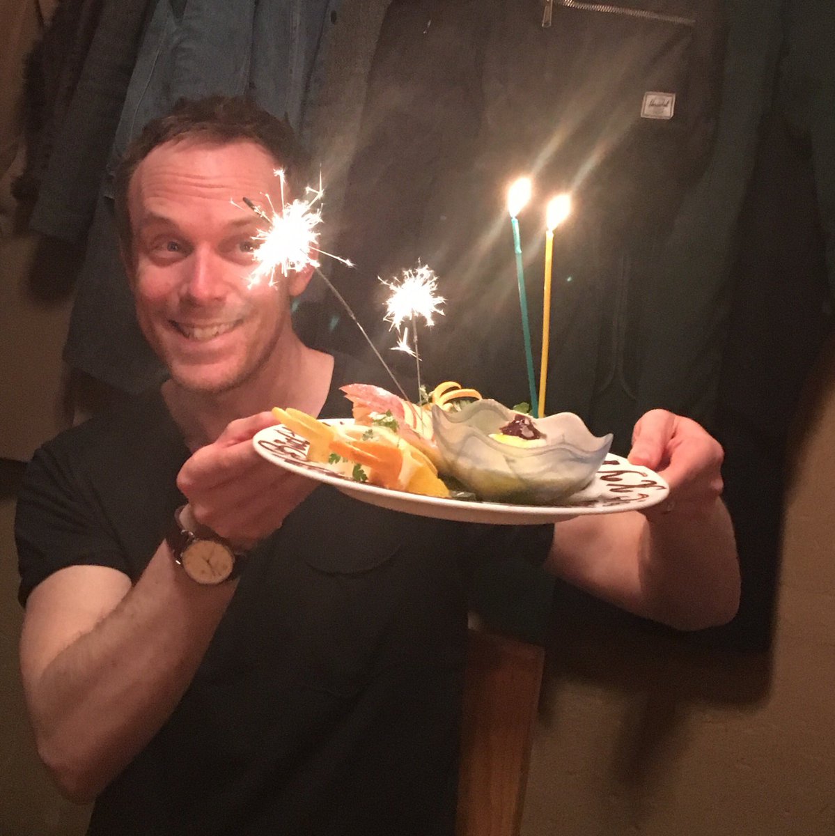liam_hajimete's tweet photo. 2/23/‘2019

カイル・ライドアウト監督の誕生日ですー👏
監督、おめでとうございます。
先日の来日時に、お祝いした写真です😄

happy birthday, KYLE!!!
Please come to Japan again!!!

#リアム16歳はじめての学校 #kylerideout #happybirthday https://t.co/Vm5l0zGZ8d