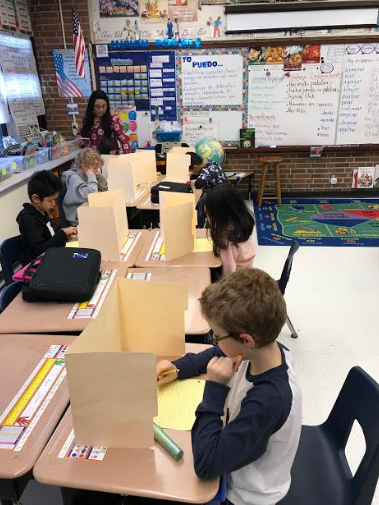 RyanHart2013's tweet photo. Miss Ocampo doing Dictado work in her dual Spanish class to target conventions, spelling, punctuation, syntax, &amp; more, in an embedded &amp; authentic way! #WCUSD200 https://t.co/nwjviexYZn