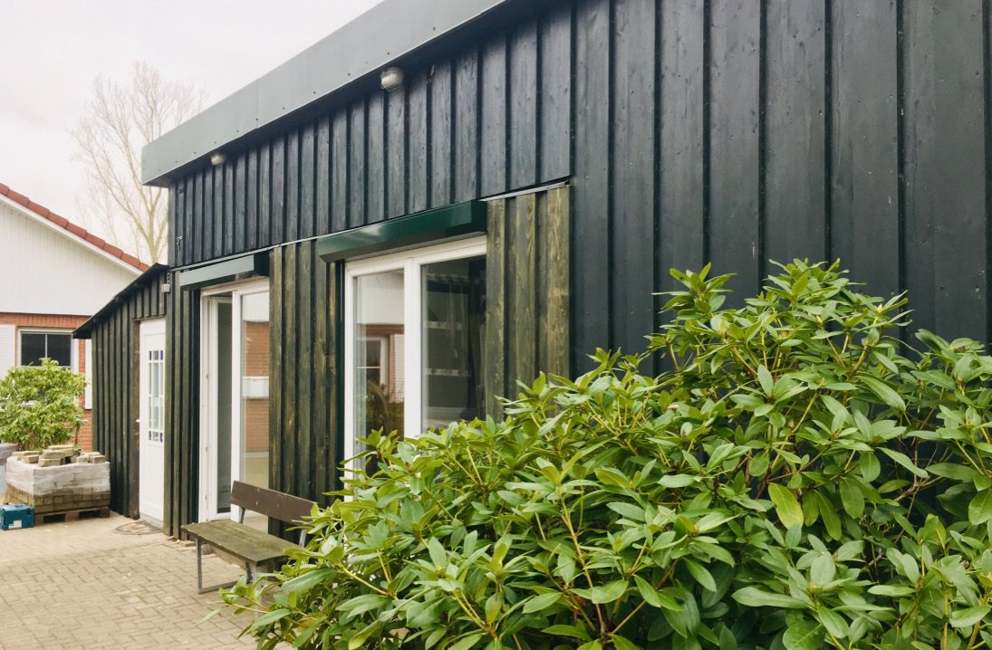 ubaehr's tweet photo. #coworkland wächst: noch wird in Aukrug ausgebaut, demnächst kann man hier schon sitzen - Krog gegenüber, Ferienappartments auf dem Hof, und wer eine Halle braucht wird auch bedient. Ideal für HH-Pendler. #newwork #coworking #beyondglasfaser https://t.co/gw2OYVRxvF