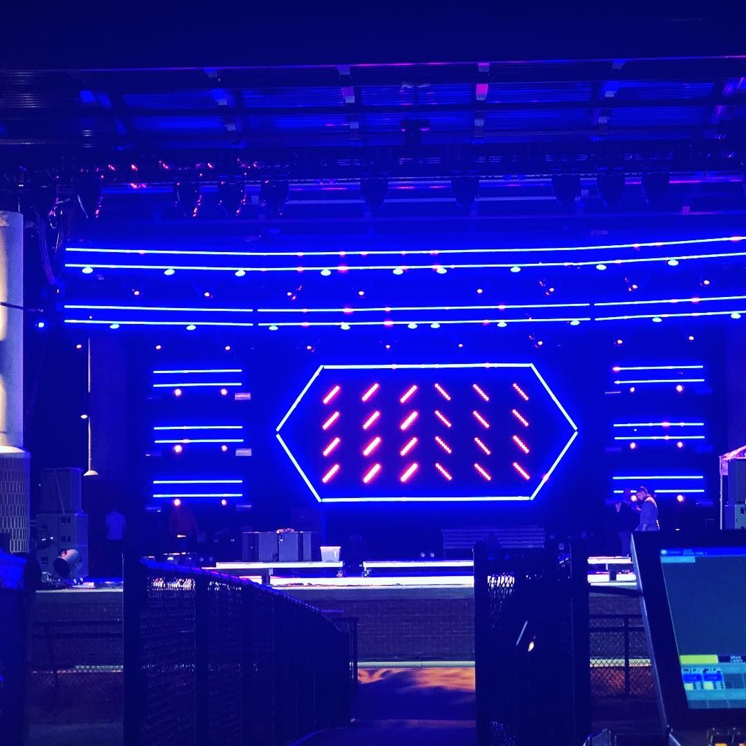 Zenith_Lighting's tweet photo. A quick throwback to November - who saw this show at #Gatorgrowl ?

Best random hashtags
#zenithlighting #lightingdesign #concertlighting #concertdesign #lightingdesigner #lightingdesigncompany #lightingdesign #lightingdesigners #stagelighting #wouldyoulookatthat #tgif https://t.co/4ajM1KzyOx
