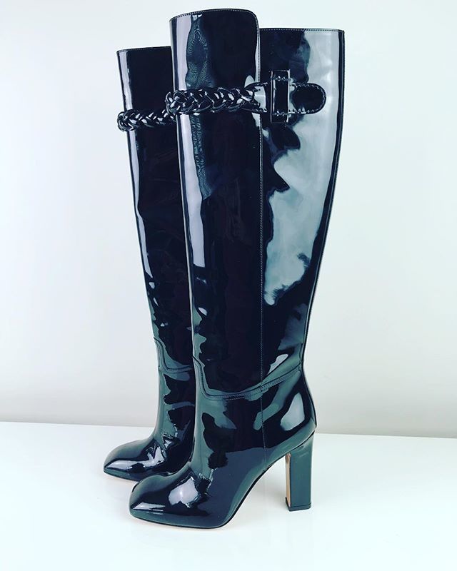 HHHierarchy's tweet photo. Super cool...retail for £1455
Brand new Valentino Braided patent knee-high pull-on boot size 37.5 with original box and dustbag.
HHH price £299+shipping
Link in bio
#valentino #valentinogaravani #valentinoboots #kneehighboots #patentleatherboots #casadei… https://t.co/r5EeBiWbgE https://t.co/vUt1HzgTZS