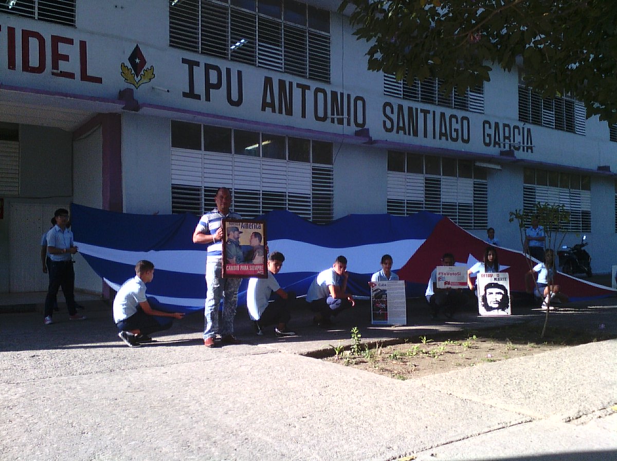 Estudiantes y Trabajadores del IPU Antonio Santiago Garcia, Contramaestre apoyando el referendum Constitucional y haciendo acto de repudio contra las sucias maniobras de los EEUU contra el pueblo de Venezuela... Si por Cuba, Si por la Constitución, Si por el Socialismo...