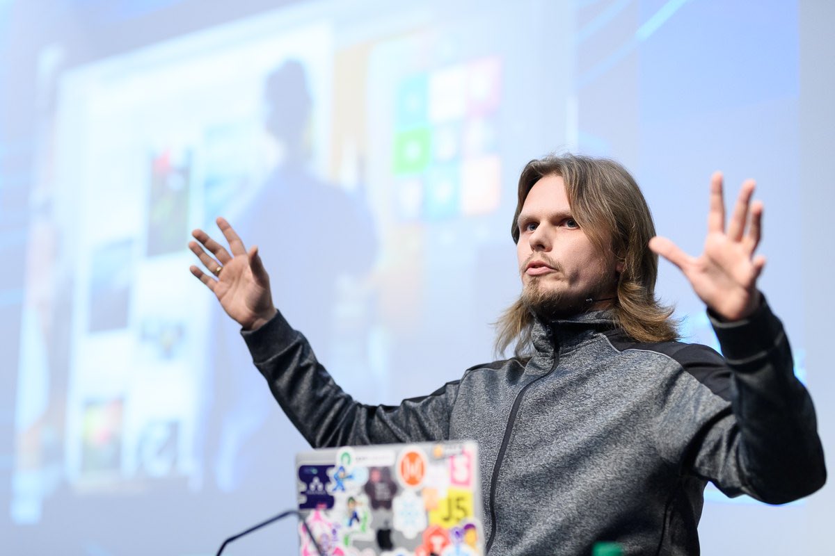 AgentConf's tweet photo. Our last speaker is @VladimirNovick 🙁. He is closing the #AgentConf19 sessions with some cool augmented reality https://t.co/kyBXPJs4ZF
