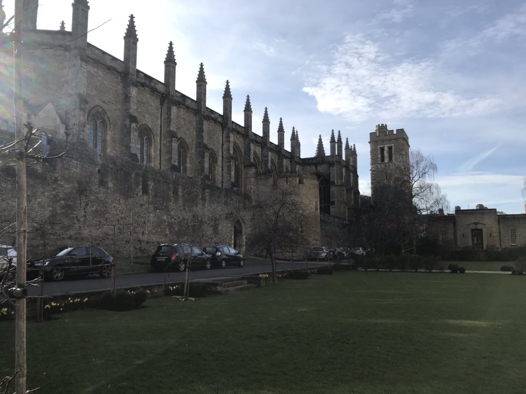 mini_le17's tweet photo. My Harry Potter dreams came true while walking through New College at Oxford University. Recognize the tree in the last photo? It’s where Draco was transfigured into a ferret! #oxfordarchitecture #londonpassport @syracuselondon https://t.co/t2EIlUyxLU