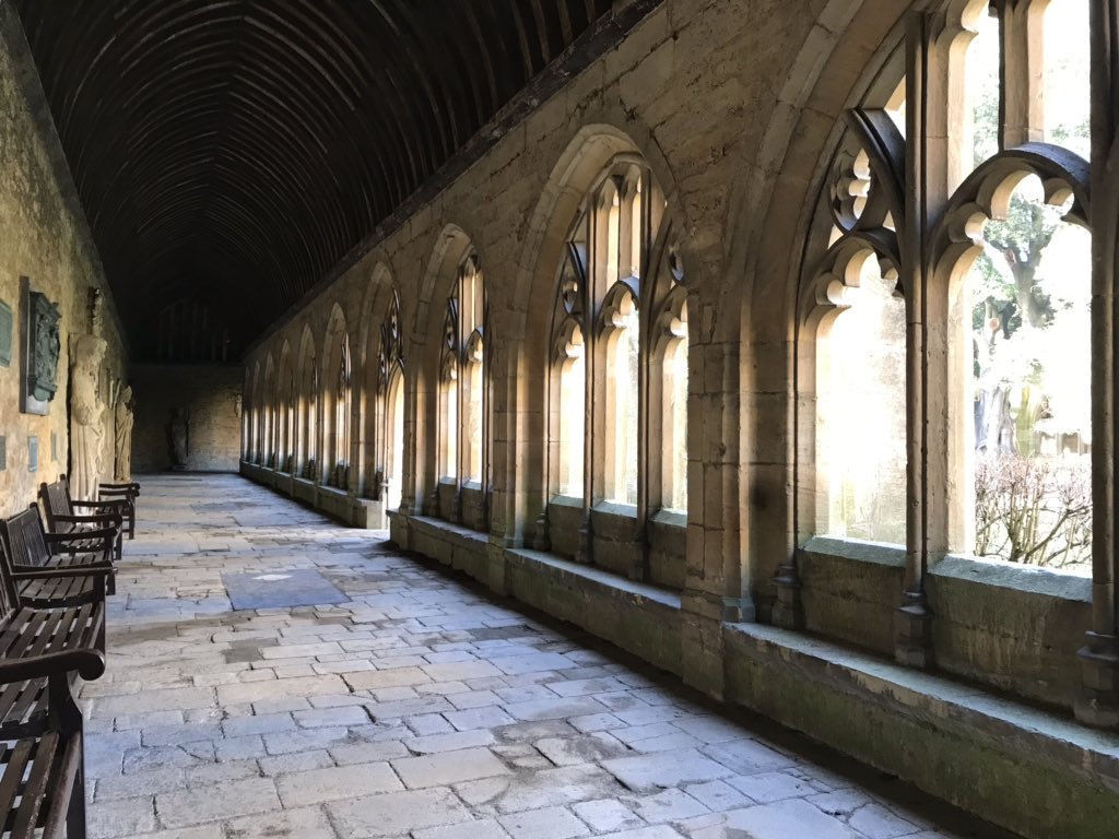 mini_le17's tweet photo. My Harry Potter dreams came true while walking through New College at Oxford University. Recognize the tree in the last photo? It’s where Draco was transfigured into a ferret! #oxfordarchitecture #londonpassport @syracuselondon https://t.co/t2EIlUyxLU