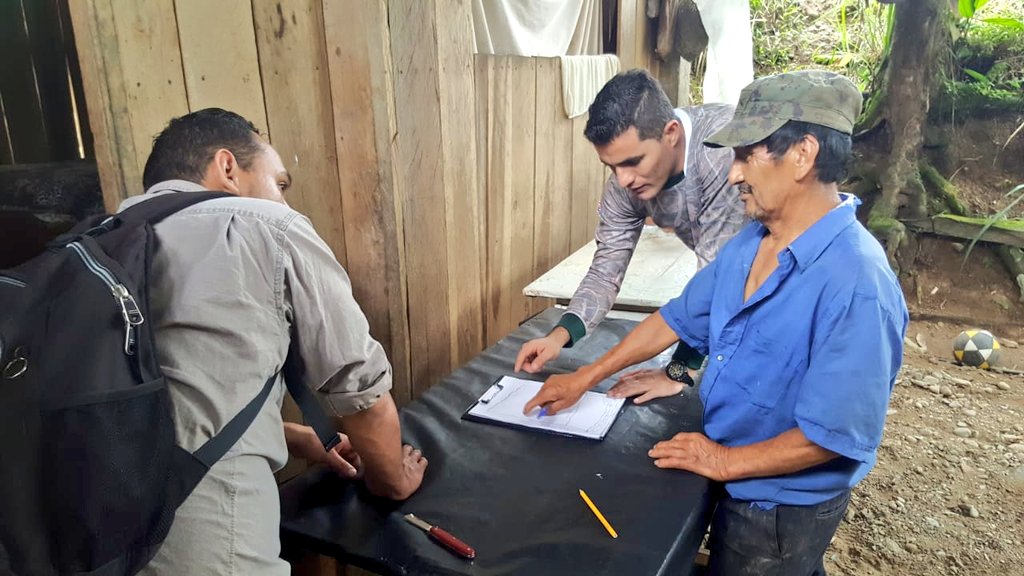 Pato_Benalcazar's tweet photo. En coordinación con @PROAmazoniaEC, realizamos levantamiento de fichas como parte del diagnóstico previo a elaborar PMIF en predios de productores socios de #APEOSAE en los cantones #CentinelaDelCóndor y #Paquisha
#ReactivamosElAgro https://t.co/T9L256WIfb