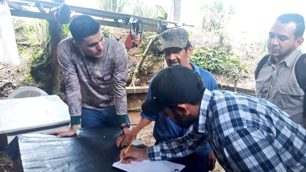 Pato_Benalcazar's tweet photo. En coordinación con @PROAmazoniaEC, realizamos levantamiento de fichas como parte del diagnóstico previo a elaborar PMIF en predios de productores socios de #APEOSAE en los cantones #CentinelaDelCóndor y #Paquisha
#ReactivamosElAgro https://t.co/T9L256WIfb