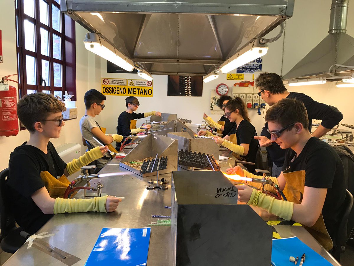 ISSAbateZanetti's tweet photo. I nostri compagni della classe Prima del 2019, alla loro PRIMA lezione di Lume col maestro Diego Bottacin https://t.co/Ho3vlZ7ruH