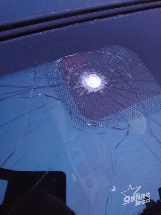 Авто трещины на лобовом стекле. Разбитое лобовое стекло на ВАЗ 2170. Разбитое лобовое стекло ВАЗ 2110. Трещина на стекле машины. Треснутое ветровое стекло на автомобиле.