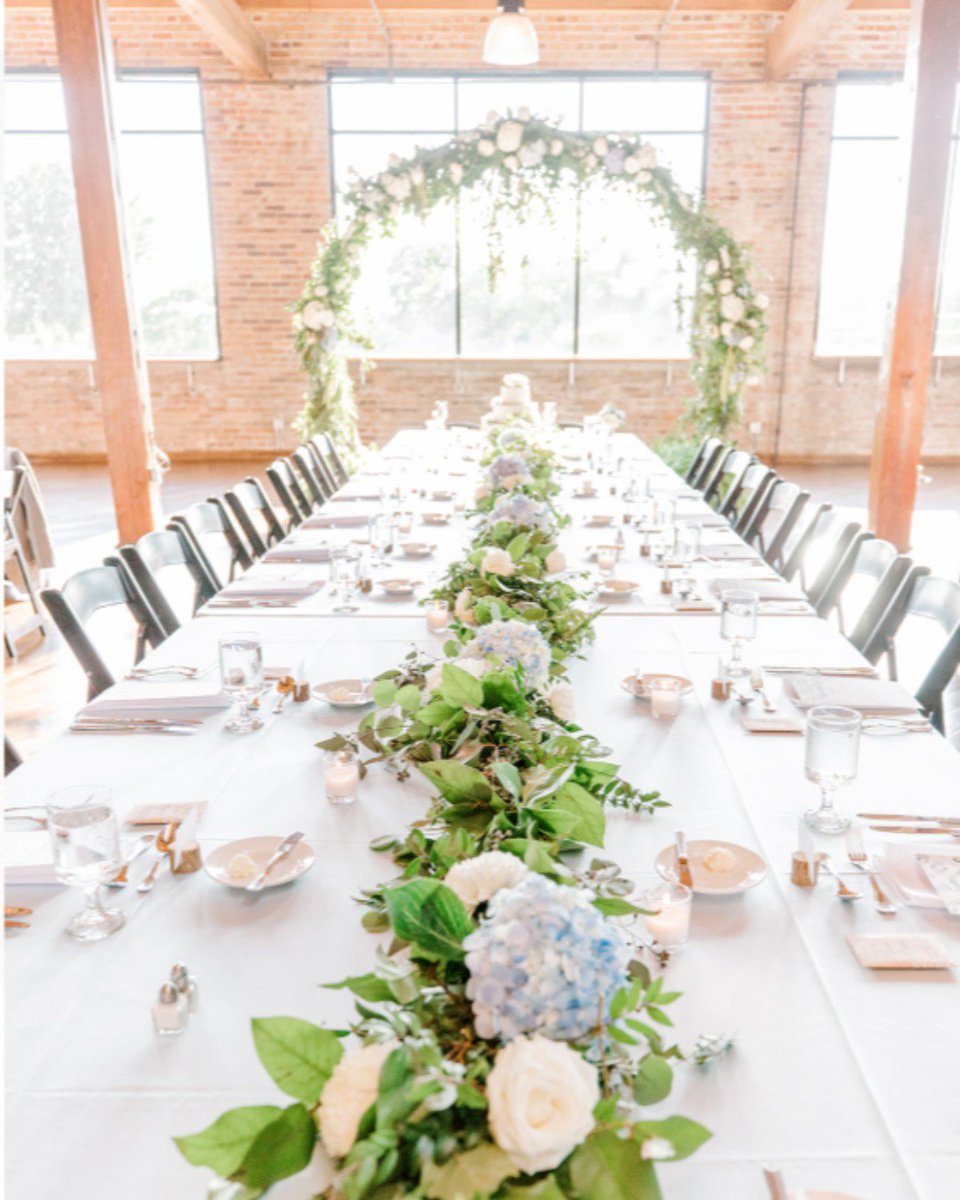 How beautiful is this tablescape? 😍 📸: GEM Photography