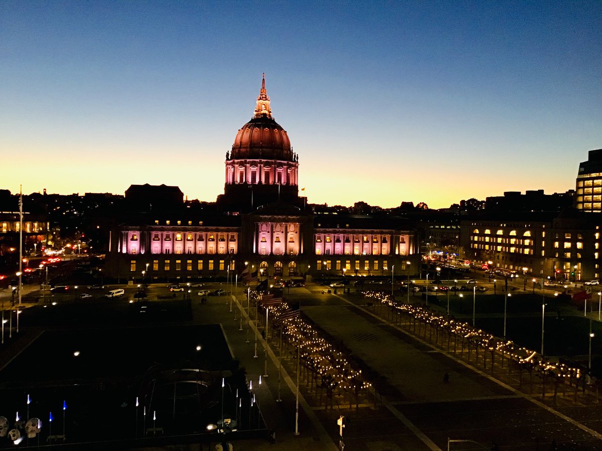 's tweet image. Another shot from the #SFMainLibrary rooftop. #CityHall lit for ⁦@HamiltonMusical⁩ ⁦@shnsf⁩ #HamiltonSF