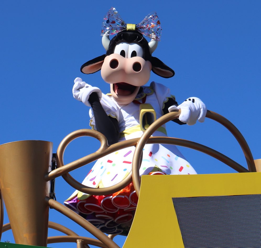 360DegreesofDis's tweet photo. #ClarabelleCow showing off her moooo-ves at the #MagicKingdom! #WDW #MK #WaltDisneyWorld #Mickey90 #Clarabelle90 #MoveitShakeitPics #moveitshakeit #moveitshakeitmousekedanceit #mouskedance #GoodTime #GetYourEarsOn #クララベルカウクララベル #クララベルカウ https://t.co/DlKHPiYOHK