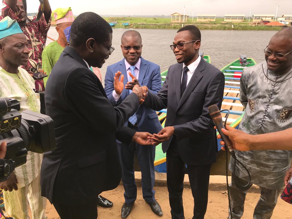 UNICEF_Benin's tweet photo. Remise officielle des 15 barques motorisées aux autorités de la commune de Sô-Ava par le biais du Ministre de la Santé. @USAID @gouvbenin
#PourChaqueEnfant #Benin #vaccination https://t.co/Pspr5HibQc