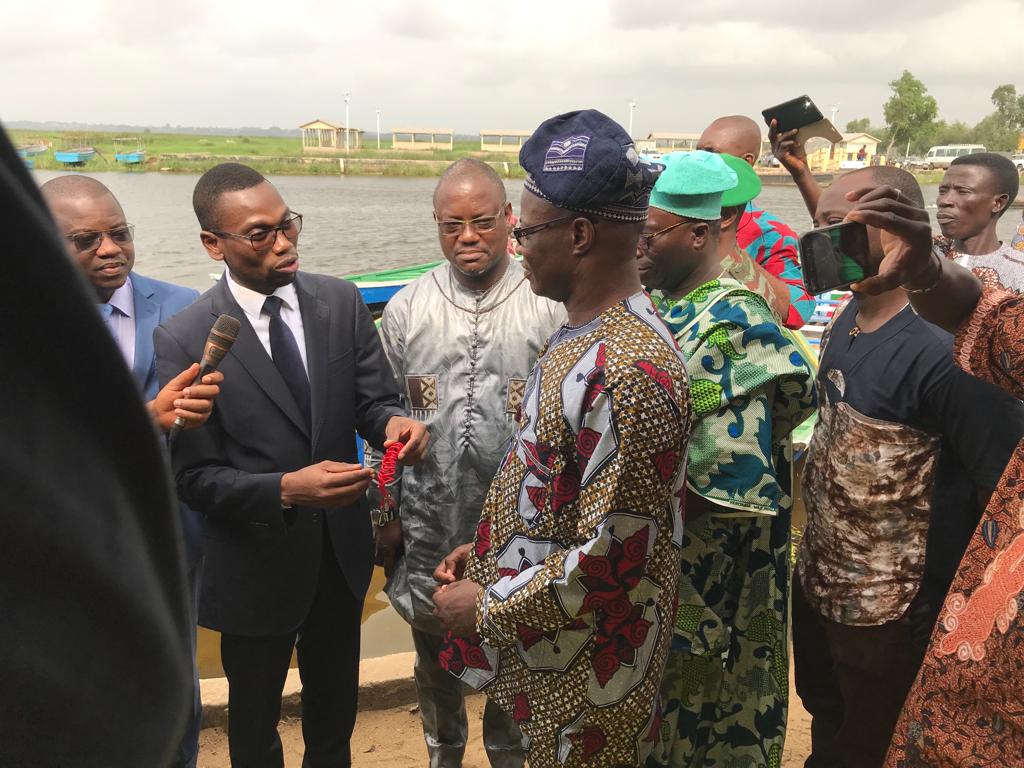 UNICEF_Benin's tweet photo. Remise officielle des 15 barques motorisées aux autorités de la commune de Sô-Ava par le biais du Ministre de la Santé. @USAID @gouvbenin
#PourChaqueEnfant #Benin #vaccination https://t.co/Pspr5HibQc
