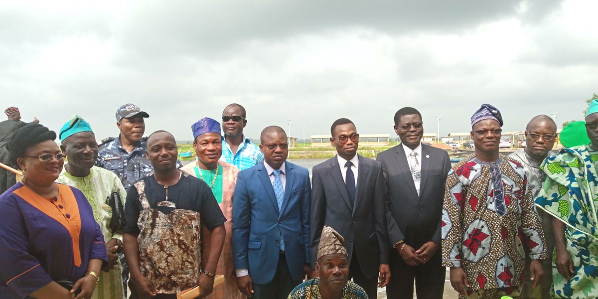 UNICEF_Benin's tweet photo. Remise officielle des 15 barques motorisées aux autorités de la commune de Sô-Ava par le biais du Ministre de la Santé. @USAID @gouvbenin
#PourChaqueEnfant #Benin #vaccination https://t.co/Pspr5HibQc