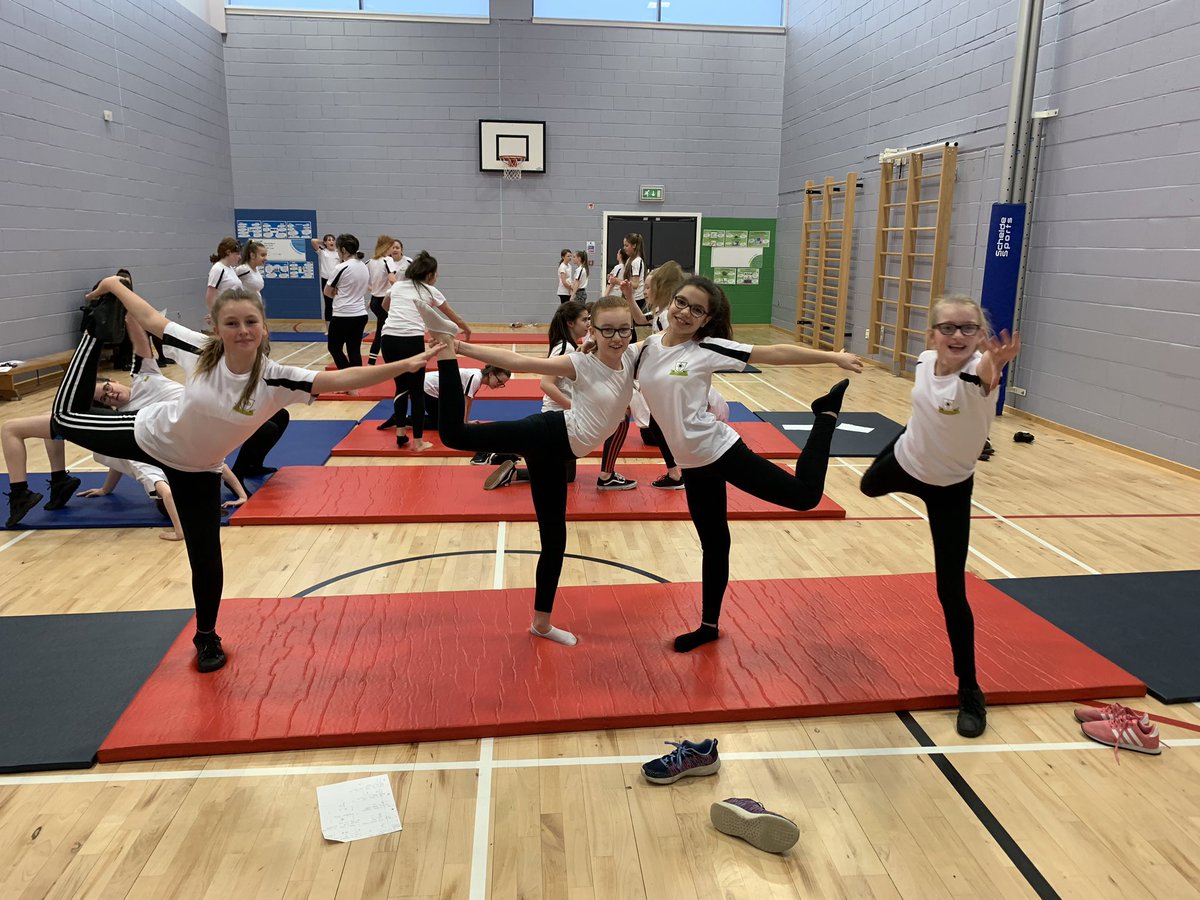 HolyCross_PE's tweet image. 1A/B have been working super hard over the last few weeks on their sequences. They are looking great! #Balanceandcontrol
