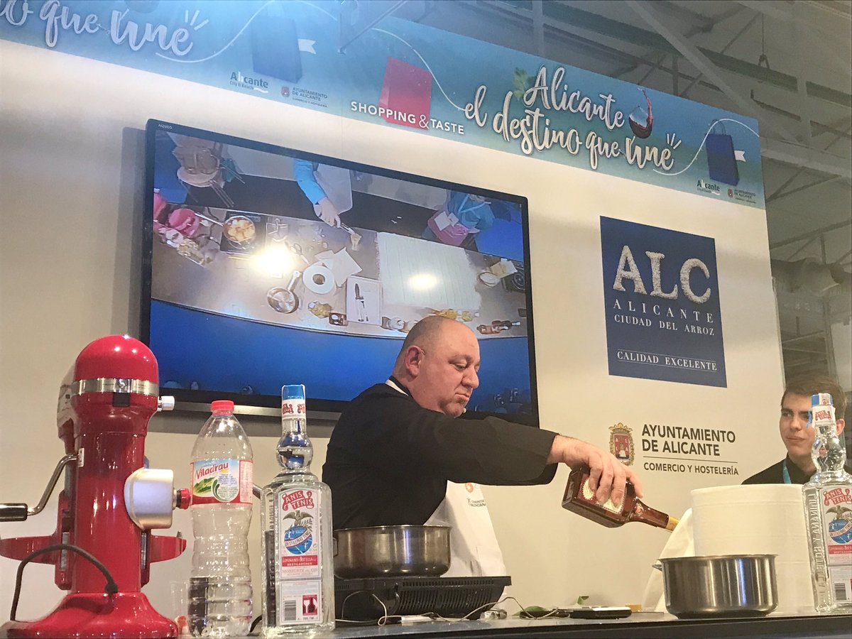 AnisTenis's tweet photo. Pep Sala de @laguinda preparando Nubes de Anís y Savarin de Licor de Mandarina en @GastroAlicante #Apeha #AnisTenis @VisitMonforte https://t.co/3XQ8VsIH1u