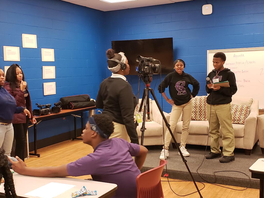 HoopsHIGHFSM's tweet photo. The #Apprentice crew practicing some #Sideline #reporting techniques. #HoopsHIGH #AfterSchoolMatters https://t.co/pEVDicY3TV