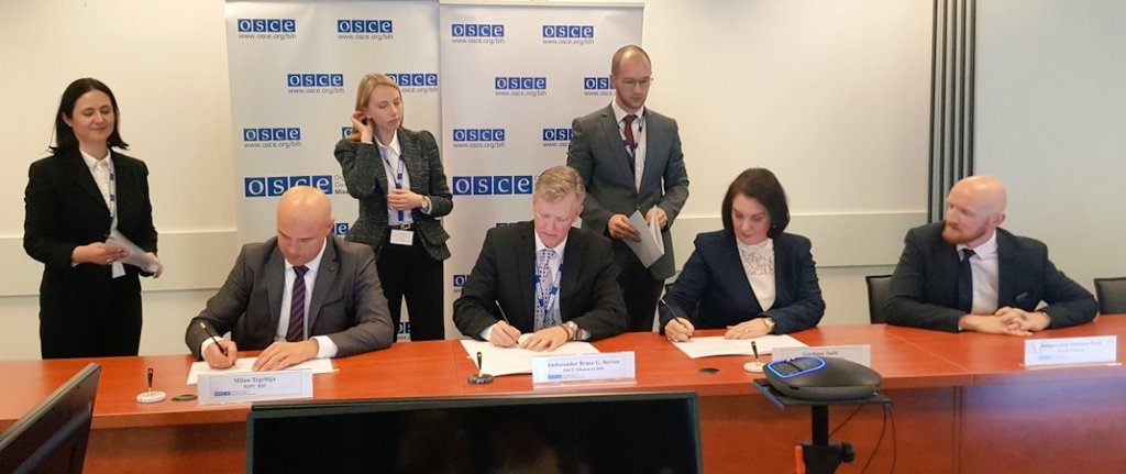 OSCEBiH's tweet photo. Tužilaštvo Bosne i Hercegovine dobija digitalnu arhivu dokaza u predmetima ratnih zločina, u okviru projekta unapređenja procesuiranja ratnih zločina koji finansira Vlada Velike Britanije #UK 🇬🇧, a provodi @OSCEBiH
Više info na: https://t.co/znZBj1tHez https://t.co/DSfD0HUo1Q