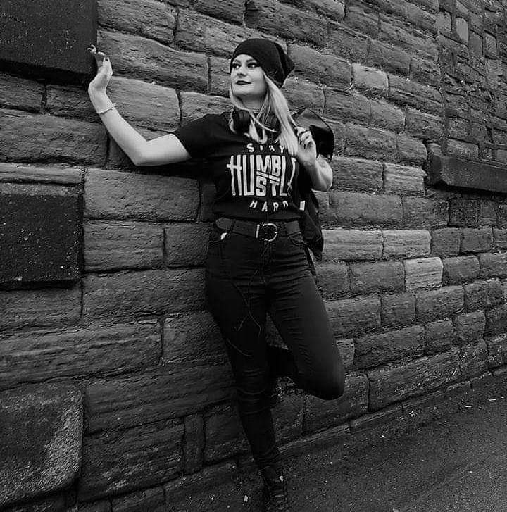 Jess_Violently's tweet photo. #AMillionLittleThings #emohair #hairstyle #nailsofinstagram #nailedit #smiley #grunge #urban #URBANDECAY modelling @ViolentlyB stay humble hustle hard tee ❌❌❌ https://t.co/WfeuXB5aqF