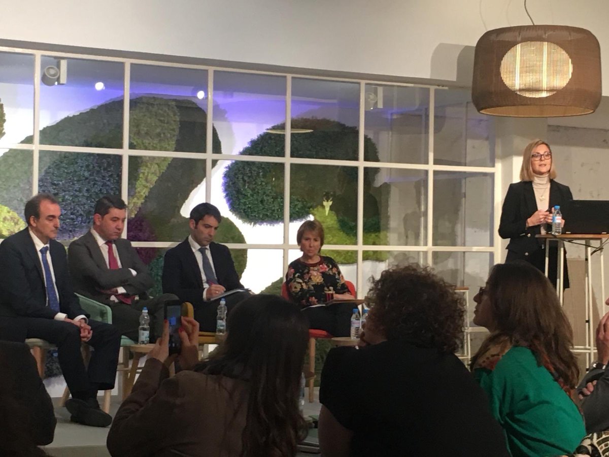 MartaPazosMD's tweet image. Qué pasa después? Gran discusión en la mesa: “Profundizando en el #postoperatorio” de la 3a edición del #XenCommunityMeeting. Un placer compartir charla con el Dr. @UrcolaH . Gracias @Allergan por la invitación a este formato cada vez más innovador! #Glaucoma #cursos