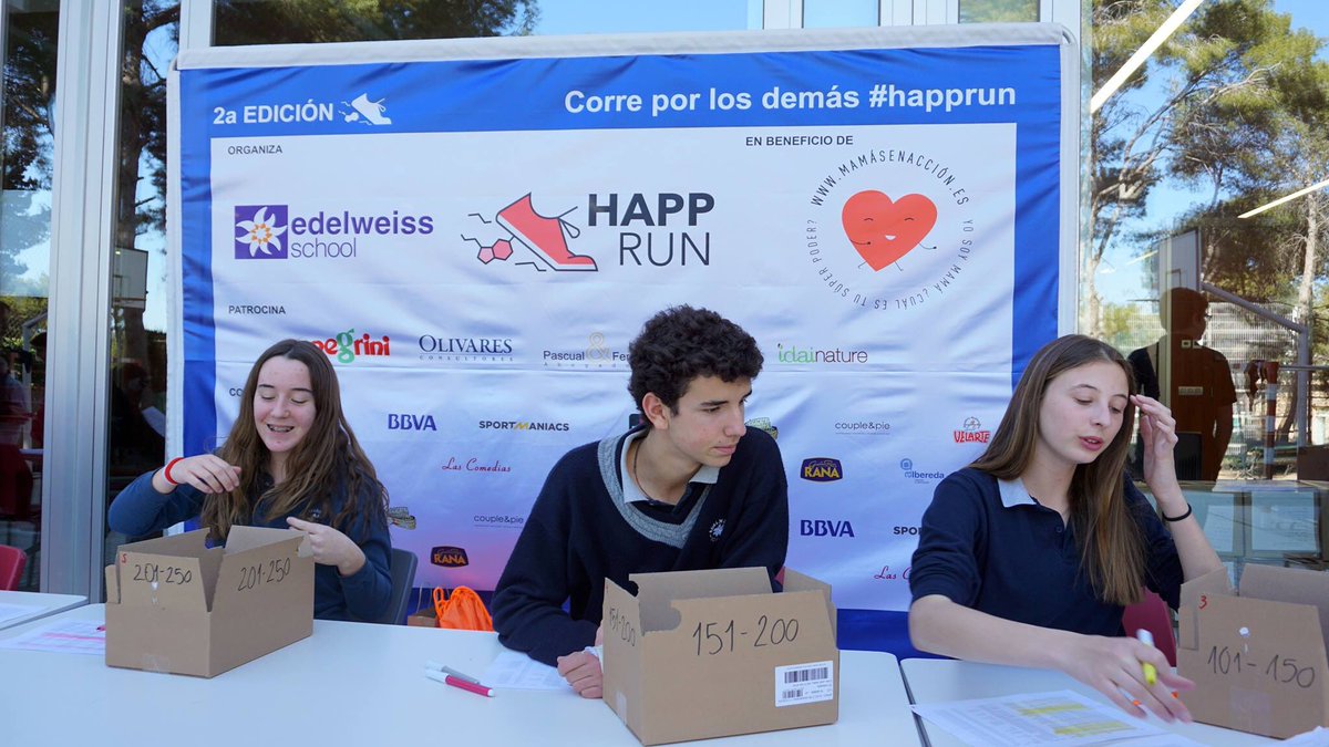 Edelweisschool's tweet photo. ¡A tope con la #happrun! La recogida de dorsales está ahora en marcha a muy buen ritmo. Los niños de Infantil 3 años han aprovechado la excursión a la zona de los mayores para jugar en la zona nueva de jardín. ¡Nos vemos mañana corriendo por los demás! https://t.co/0VwgjtDSAB