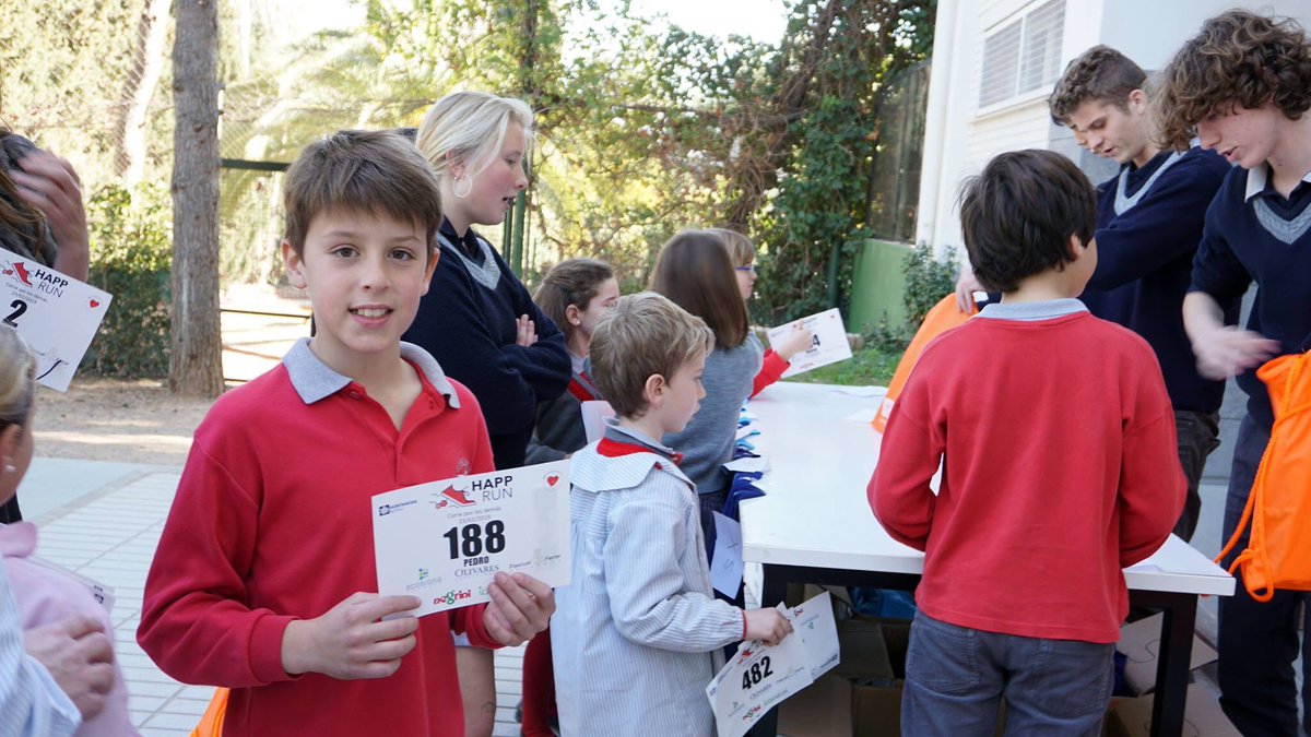 Edelweisschool's tweet photo. ¡A tope con la #happrun! La recogida de dorsales está ahora en marcha a muy buen ritmo. Los niños de Infantil 3 años han aprovechado la excursión a la zona de los mayores para jugar en la zona nueva de jardín. ¡Nos vemos mañana corriendo por los demás! https://t.co/0VwgjtDSAB