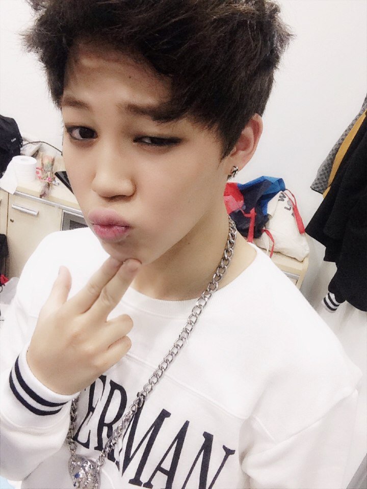 𝟐𝟎𝟏𝟑: 𝐓𝐇𝐄 𝐒𝐓𝐔𝐃 𝐄𝐑𝐀From iconic Versace pattern to Rolling Stones' "tongue and lip", Jimin was definitely living the hard hip-hop look from head to toe. Shush, we ain't judging here. 