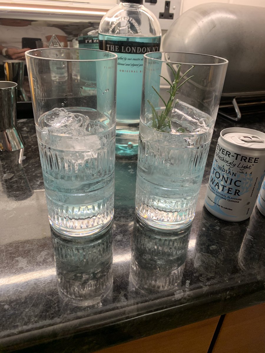 smallestginclub's tweet photo. Whoosh and it’s weekend again for @smallestginclub starting with this beautiful #bluegin from @ginlondon1 @FeverTreeMixers #juniper #coriander #almond #irisroot #orangepeel #bergmont plus #bluegardeniaflowers for the colour Cheers 🍸#gin #Londongin https://t.co/FIwXHhaDpU