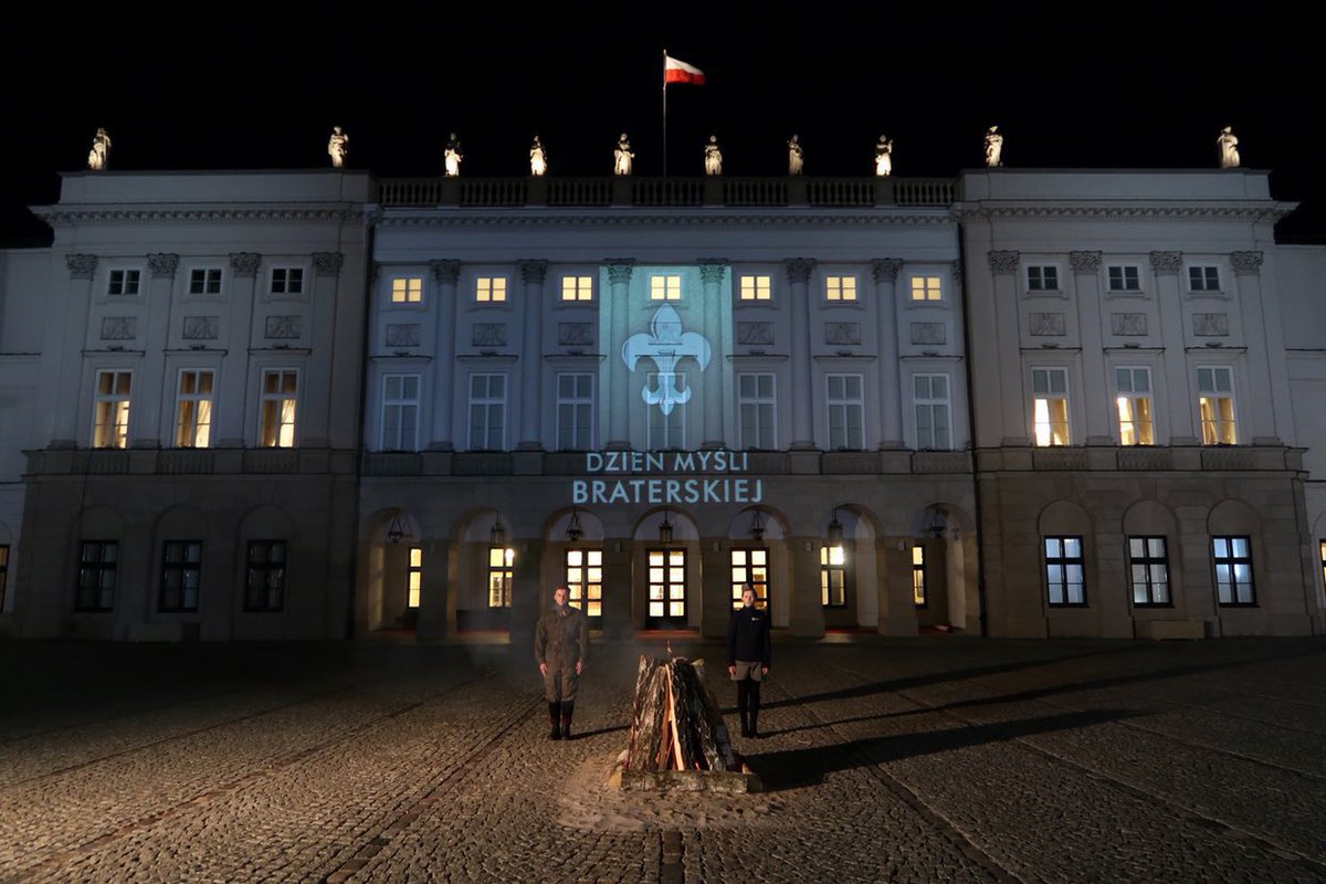 Prezydent RP @AndrzejDuda rozpalił harcerską watrę na dziedzińcu Pałacu Prezydenckiego!
#DzieńMyśliBraterskiej
Czuwaj!