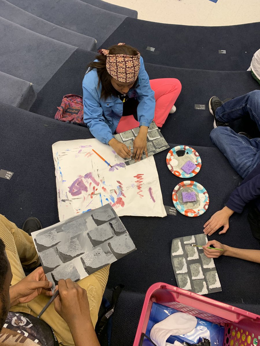 lcbtheatre's tweet image. Theatre Production students practice scenic painting techniques by making castle walls! @lcbirdprincipal #oneCCPS #BeTheU #ccpsperform